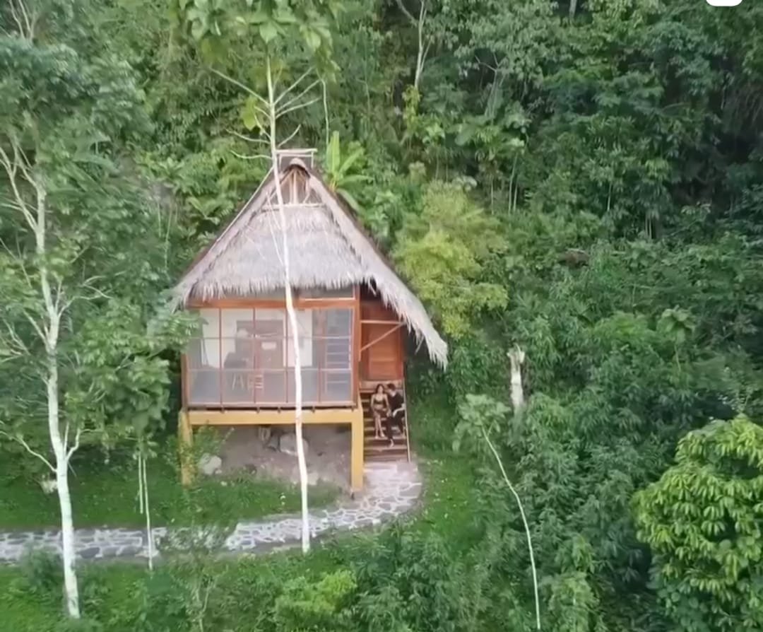 Exclusividad natural: Venta de lodge rodeado de árboles y río en Tarapoto